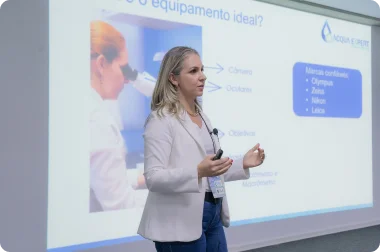 Ana Luiza Favaro ensinando