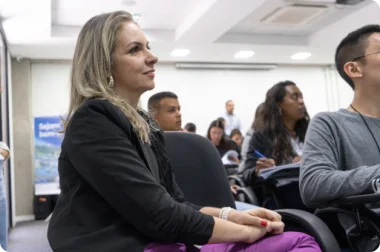 Ana Luiza Favaro e alunos