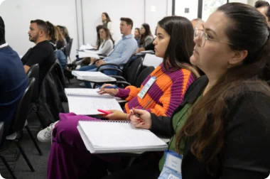 alunos atentos a aula